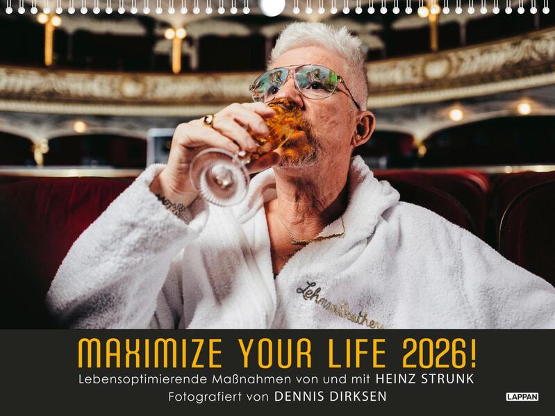 Maximize your life 2026! Lebensoptimierende Maßnahmen von und mit Heinz Strunk: Großer Foto-Wandkalender mit Spiralbindung, Panorama Querformat 40 x 30 cm | Monatskalender
