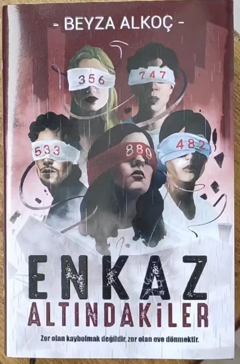 Enkaz Altindakiler Ciltli: Zor olan kaybolmak degildir, zor olan eve dönmektir.