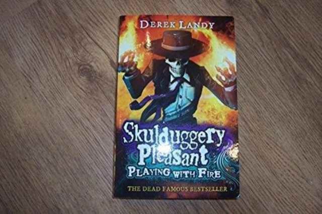 SKULDUGGERY PLEASANT2PLAYING WITH FIRE