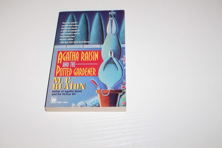 Agatha Raisin and the Potted Gardener (Agatha Raisin Mysteries, No. 3)