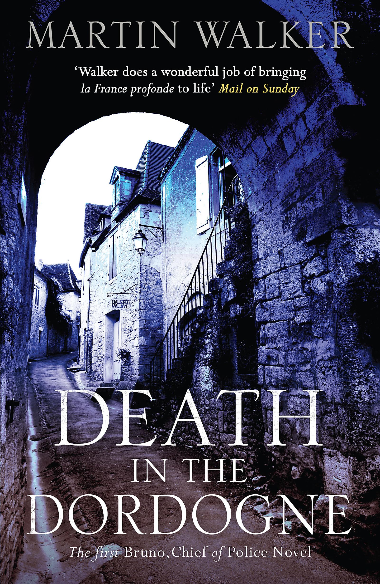 Death in the Dordogne: Police chief Bruno's first murder case (The Dordogne Mysteries)