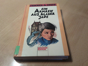 Ein Armreif aus blauer Jade