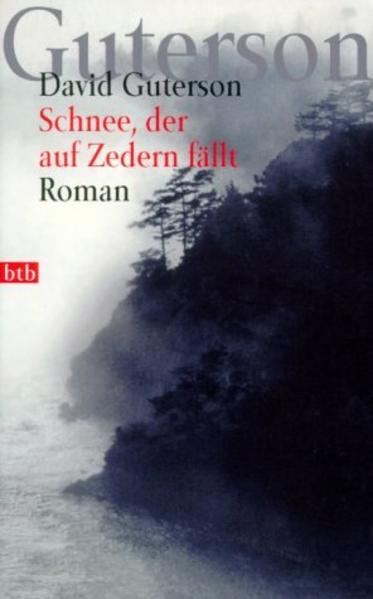 Schnee, der auf Zedern fällt