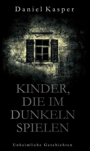 Kinder, die im Dunkeln spielen