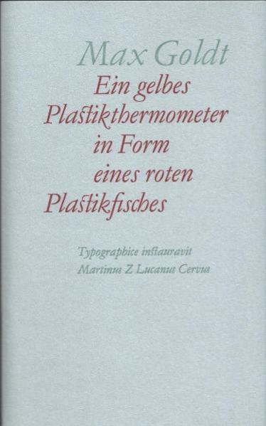 Ein gelbes Plastikthermometer in Form eines roten Plastikfisches