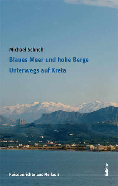 Blaues Meer und hohe Berge