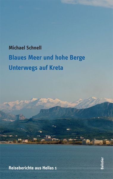 Blaues Meer und hohe Berge