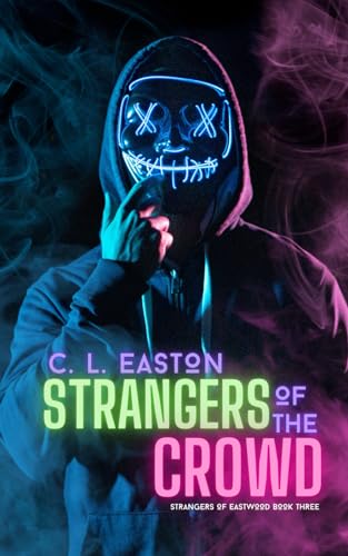 Strangers of the Crowd: A Dark Why Choose Halloween Romance (Strangers of Eastwood, Band 3)